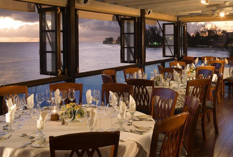 This elegant cliff-top eatery ‘bubbles’ with atmosphere and has well earned its fiercely loyal clientele of locals and visitors.